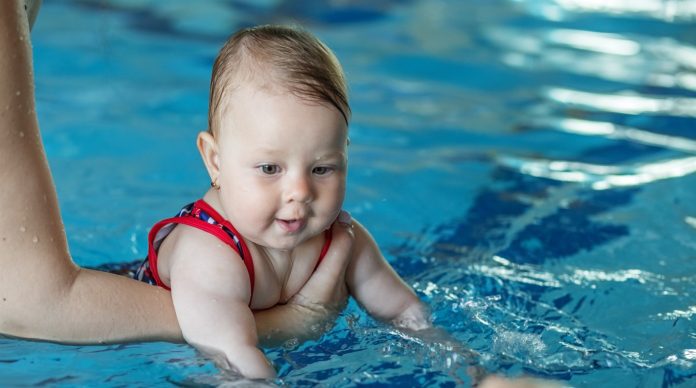Clase de matronatación en Madrid, bebé nadando